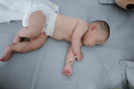 安宁3个月宝宝怎么抱